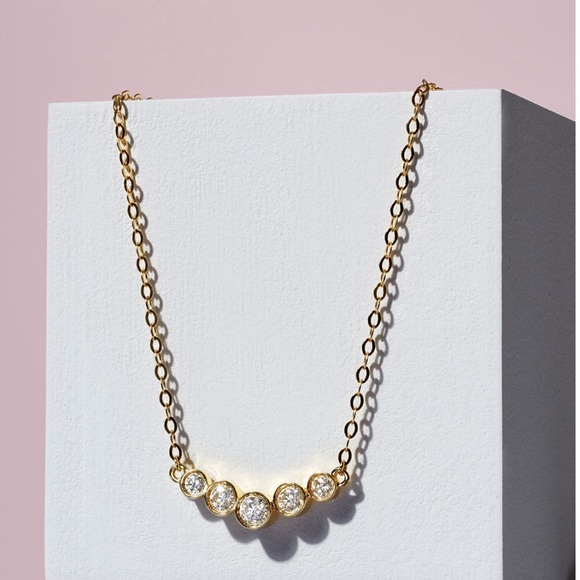 Graduated Pendant Necklace - Picture 3 of 12